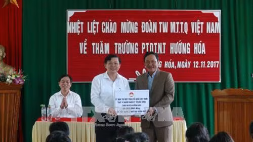 Trao tặng 60 trệu đồng cho huyện Hướng Hóa để xây dựng nhà đại đoàn kết. Ảnh: Thanh Thủy-TTXVN