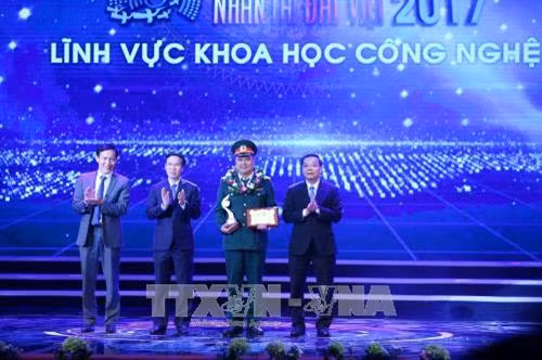Ông Võ Văn Thưởng, Ủy viên Bộ Chính trị, Bí thư Trung ương Đảng, Trưởng ban Tuyên giáo Trung ương và Bộ trưởng Bộ Khoa học và Công nghệ Chu Ngọc Anh trao giải cho tác giả đoạt giải trong lĩnh vực Khoa học và Công nghệ. Ảnh: Minh Quyết - TTXVN