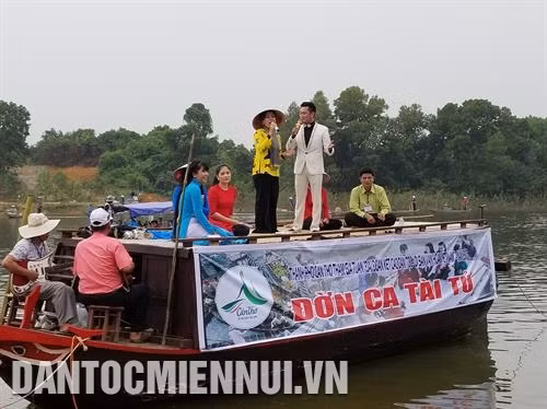 Biểu diễn nét văn hóa Đờn ca tài tử tại không gian Chợ nổi Cái Răng