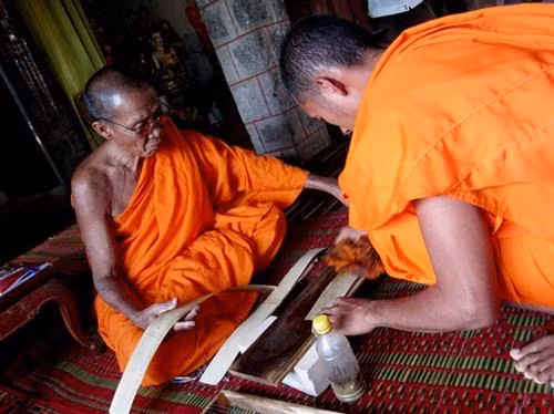 Kiểm tra từng thẻ lá sau khi viết chữ.