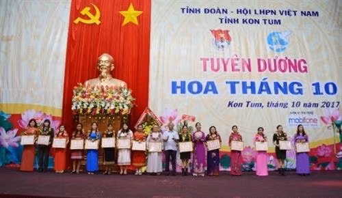 Tuyên dương 30 bông Hoa tháng 10 nhân ngày Phụ nữ Việt Nam. Ảnh: kontum.gov.vn