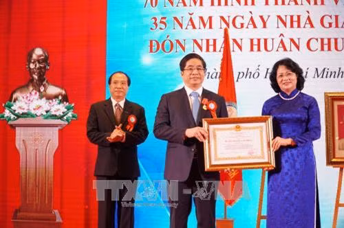 Phó Chủ tịch nước Đặng Thị Ngọc Thịnh trao Huân chương lao động cho các cá nhân tại buổi lễ. Ảnh: Phương Vy-TTXVN