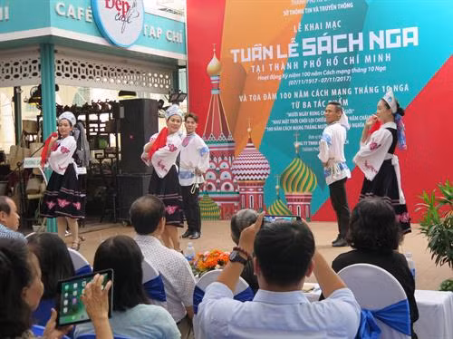 Biểu diễn văn nghệ trong chương trình khai mạc tuần lễ những ngày sách Nga tại Thành phố Hồ Chí Minh. Ảnh: Yến Thanh-TTXVN