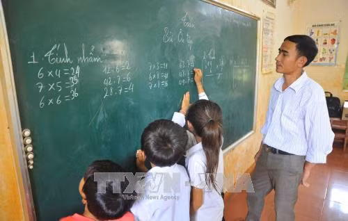 Thầy Lê Hồng Tiến giảng dạy cho các em học sinh tại điểm trường làng Kom 1, xã Ia O, huyện Ia Grai, tỉnh Gia Lai. Ảnh: Dư Toán-TTXVN