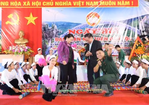 Chủ tịch Quốc hội Nguyễn Thị Kim Ngân giao lưu múa sạp với nhân dân xã Hòa Sơn. Ảnh: Trọng Đức - TTXVN