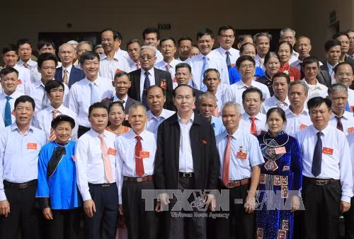 Chủ tịch nước Trần Đại Quang với đồng bào các dân tộc xã Tân Hưng. Ảnh: Nhan Sáng -TTXVN