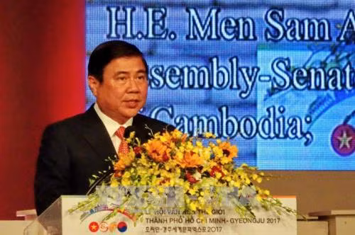 Ông Nguyễn Thành Phong - Chủ tịch Ủy ban nhân dân Thành phố Hồ Chí Minh, đồng trưởng ban tổ chức phát biểu khai mạc lễ hội. Ảnh: Thế Anh-TTXVN
