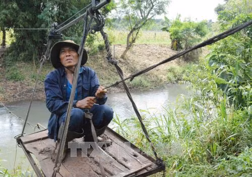 Người dân di chuyển bằng cáp treo tự chế. Ảnh: Nguyễn Tuấn Anh – TTXVN