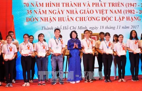 Phó Chủ tịch nước Đặng Thị Ngọc Thịnh trao học bổng cho sinh viên Trường Đại học Y Dược Thành phố Hồ Chí Minh. Ảnh: Phương Vy-TTXVN