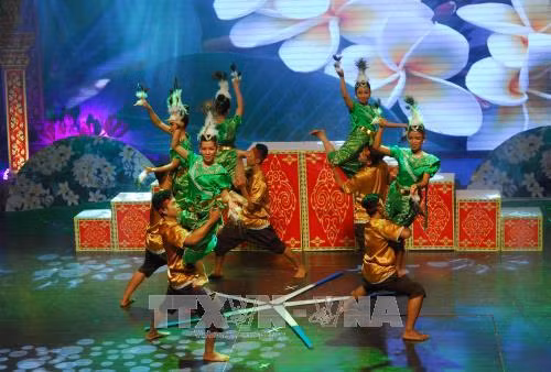 Tiết mục "Cùng nhảy múa với chim công" do đoàn nghệ thuật quần chúng thành phố Cần Thơ biểu diễn tại liên hoan. Ảnh: Mạnh Linh-TTXVN