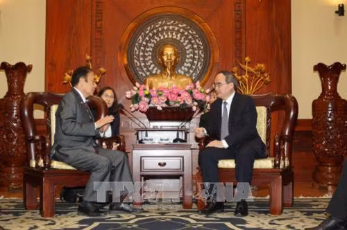 Bí thư Thành ủy thành phố Hồ Chí Minh Nguyễn Thiện Nhân tiếp ông Kiyoshi Ueda, Tỉnh trưởng tỉnh Saitama, Nhật Bản đang ở thăm và làm việc tại Việt Nam. Ảnh: Thanh Vũ - TTXVN