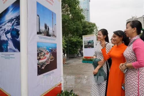 Các đại biểu tham quan triển lãm. Ảnh: Phương Vy-TTXVN