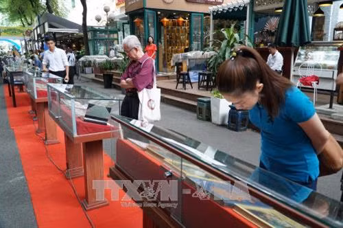 Người dân tham quan khu trưng bày sách Nga. Ảnh: Phương Vy-TTXVN