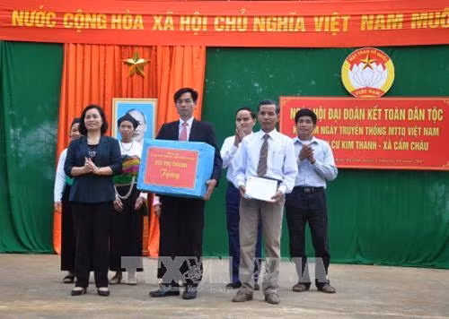 Đồng chí Bùi Thị Thanh, Phó Chủ tịch Ủy ban Trung ương Mặt trận Tổ quốc Việt Nam tặng quà cho đại diện bản Kim Thanh. Ảnh: Duy Hưng -TTXVN
