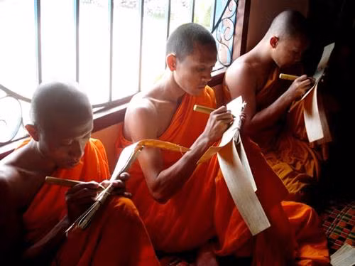 Chư tăng thực tập viết chữ trên lá buông