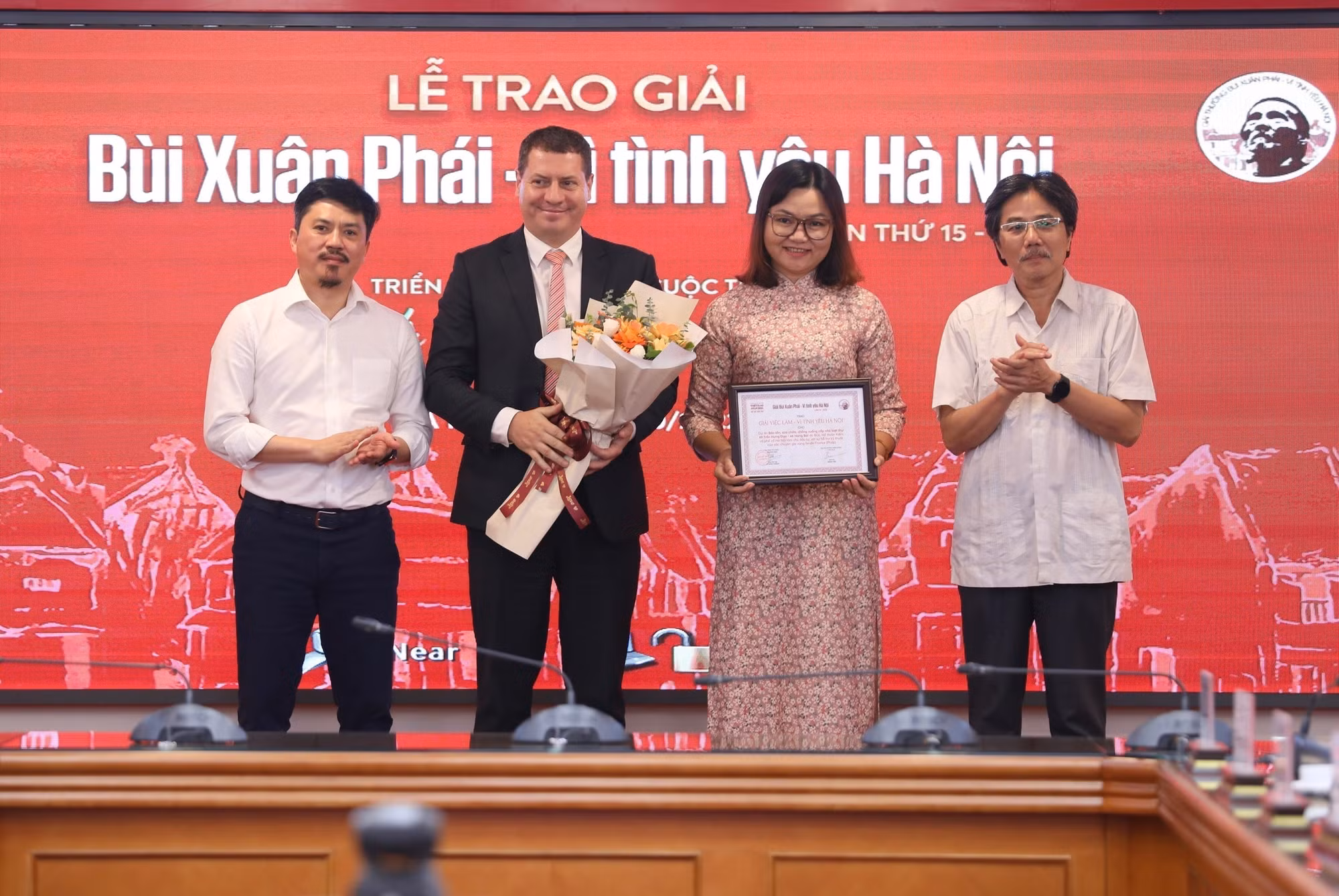 Đạo diễn Trần Văn Thủy nhận Giải thưởng lớn - Giải thưởng Bùi Xuân Phái ảnh 6