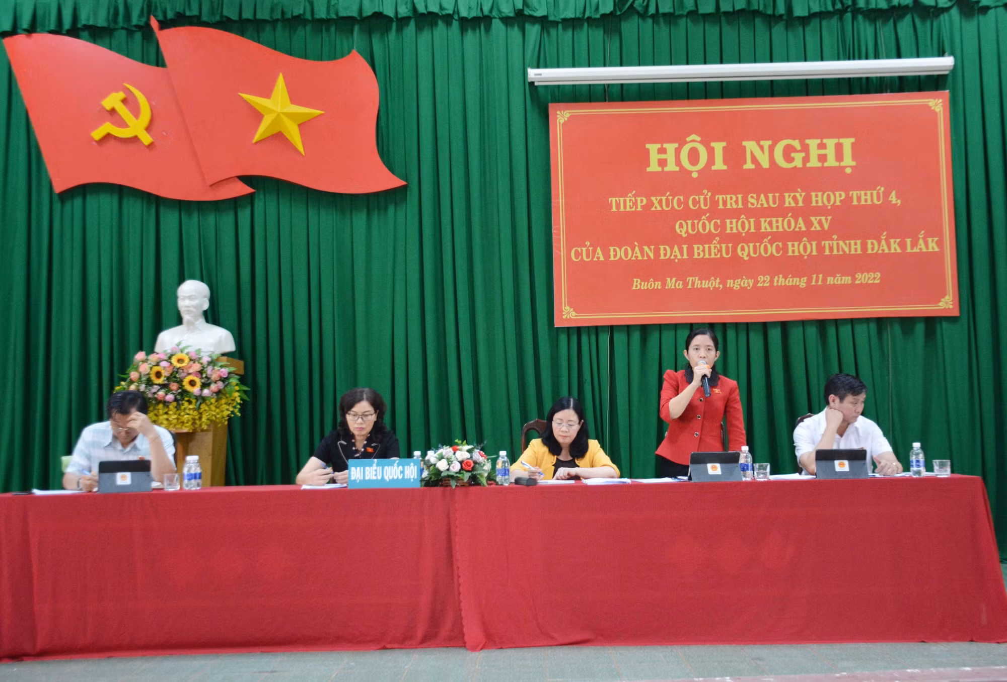 Trưởng ban Dân vận Trung ương Bùi Thị Minh Hoài tiếp xúc cử tri tại Đắk Lắk ảnh 2