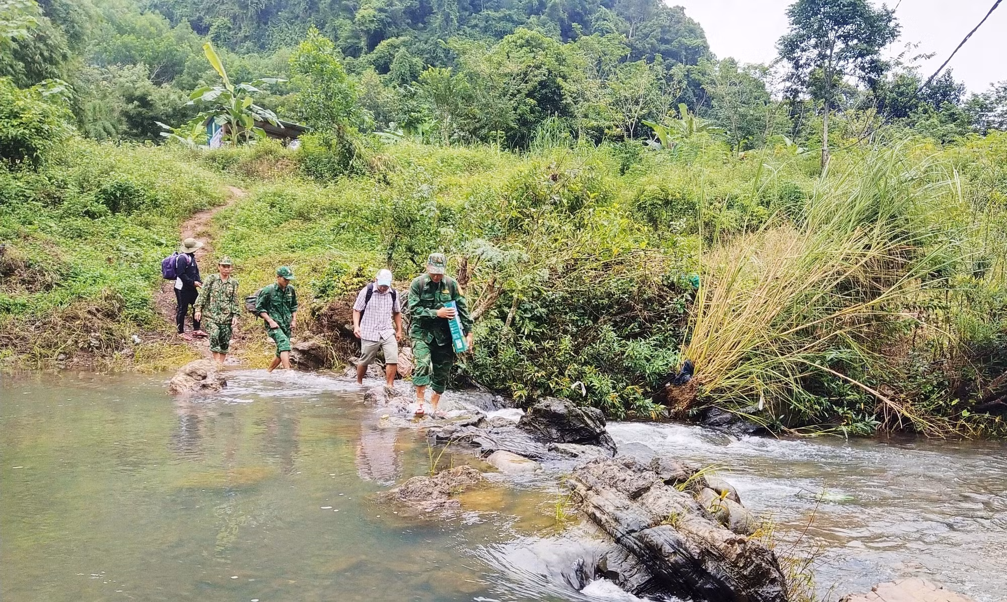 Bộ đội Biên phòng Quảng Bình mang ánh sáng đến người dân vùng biên ảnh 1