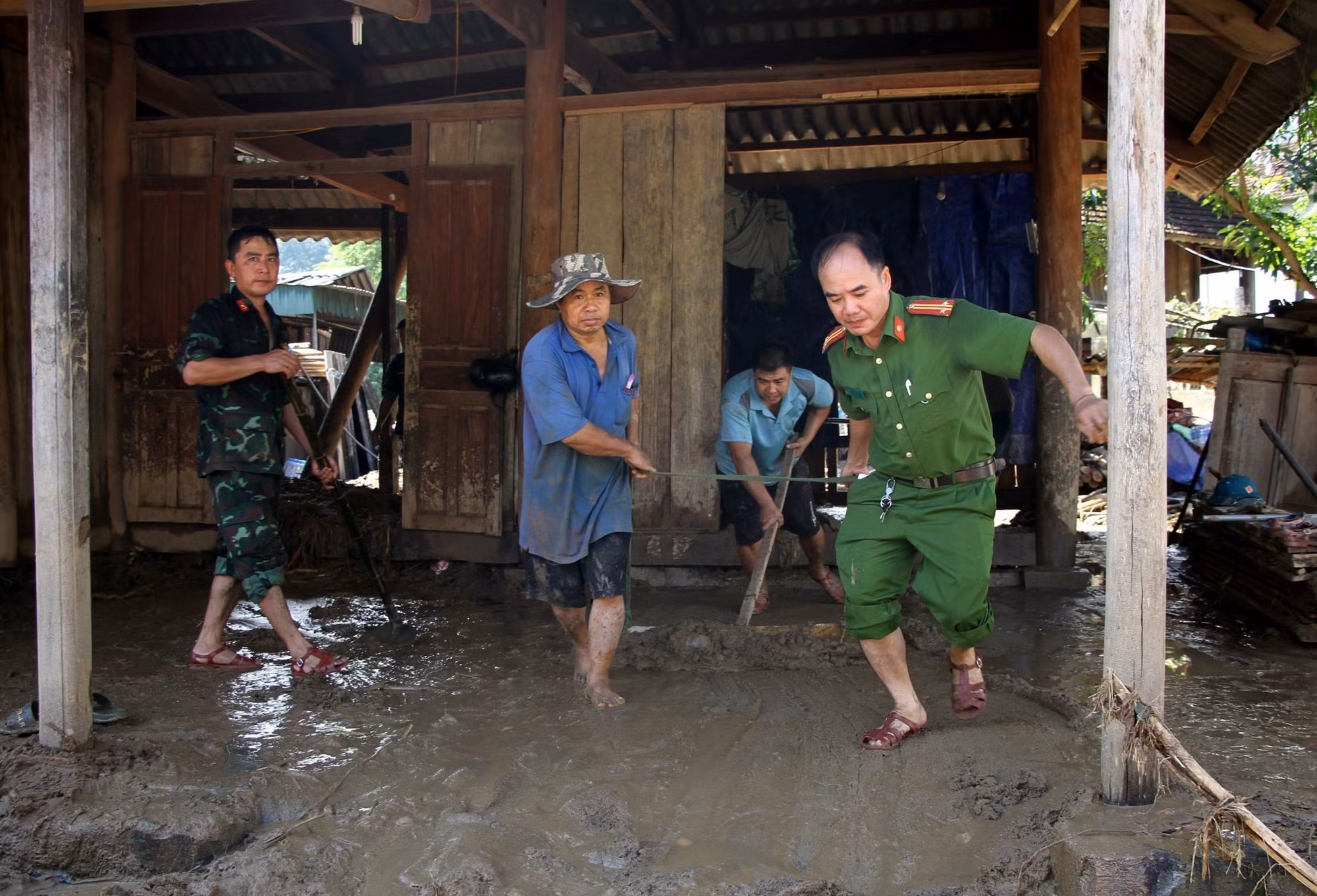 Nghệ An: Tình quân dân nơi lũ chồng lũ ảnh 2