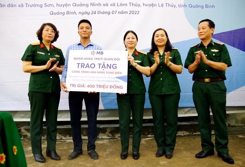 Đưa vào sử dụng công trình "Ánh sáng vùng biên" cho đồng bào dân tộc ở Quảng Bình ảnh 2