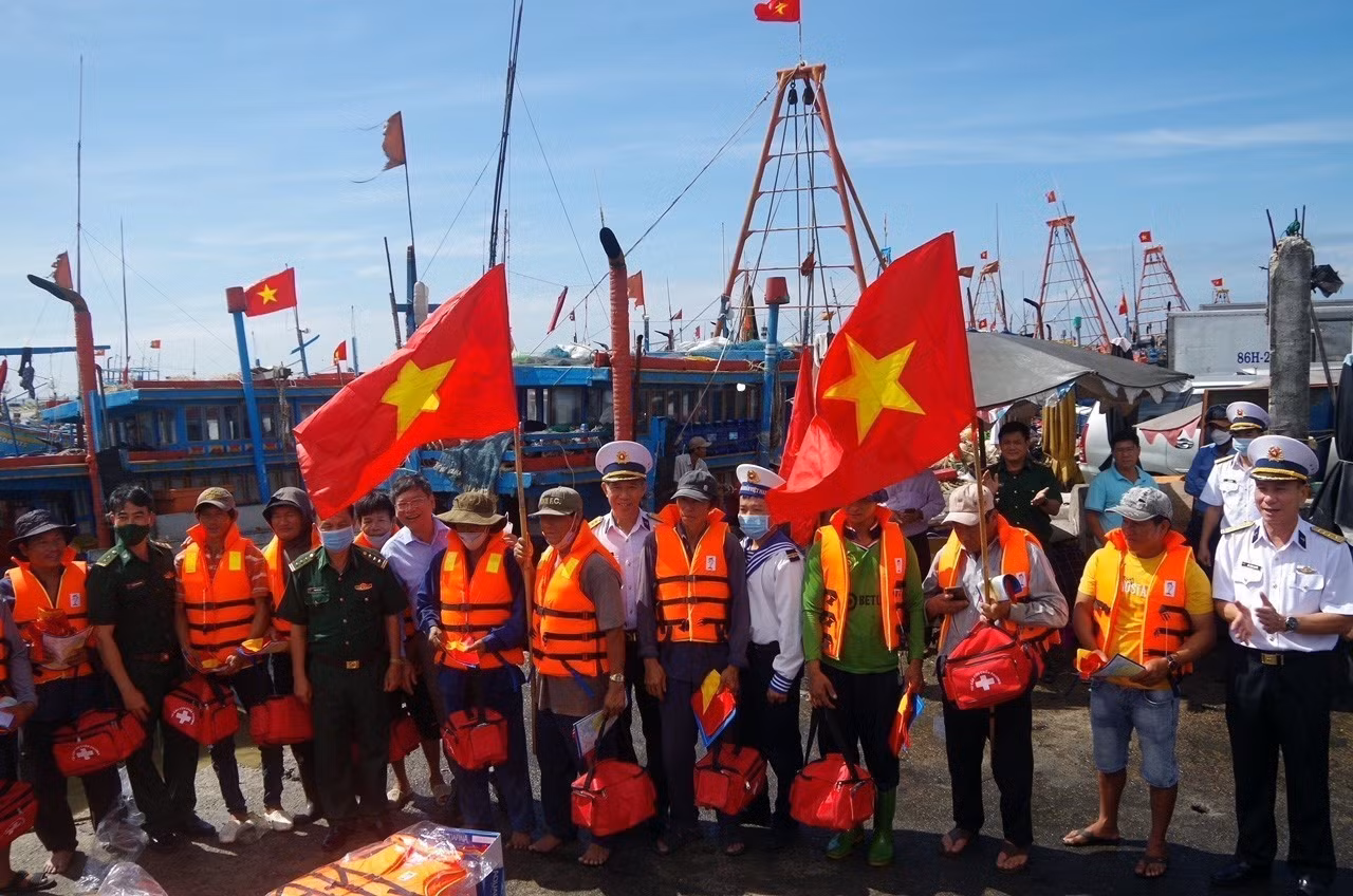 Vùng 2 Hải quân hỗ trợ ngư dân vươn khơi bám biển ảnh 4