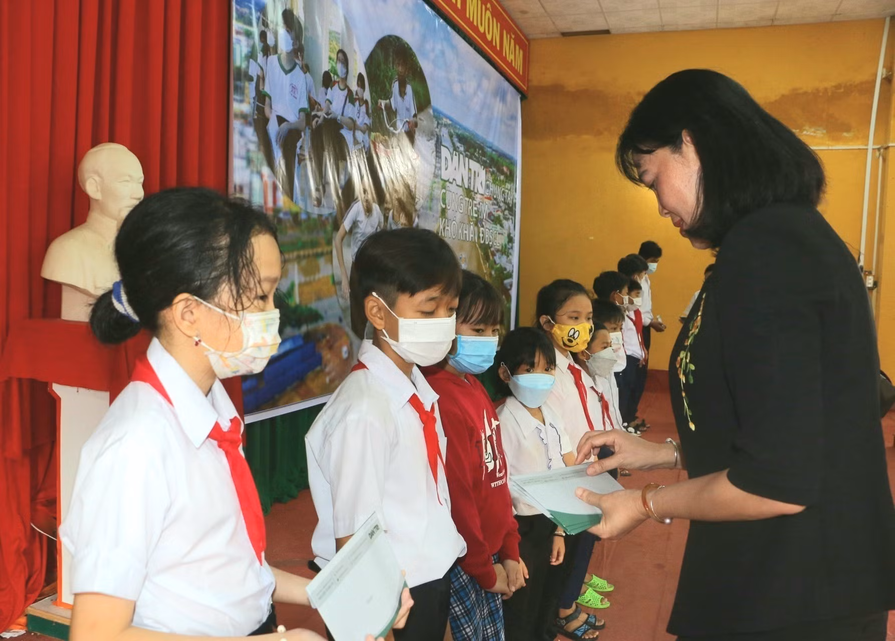 Học sinh, sinh viên hưởng thụ nhiều lợi ích thiết thực từ chính sách bảo hiểm y tế ảnh 1