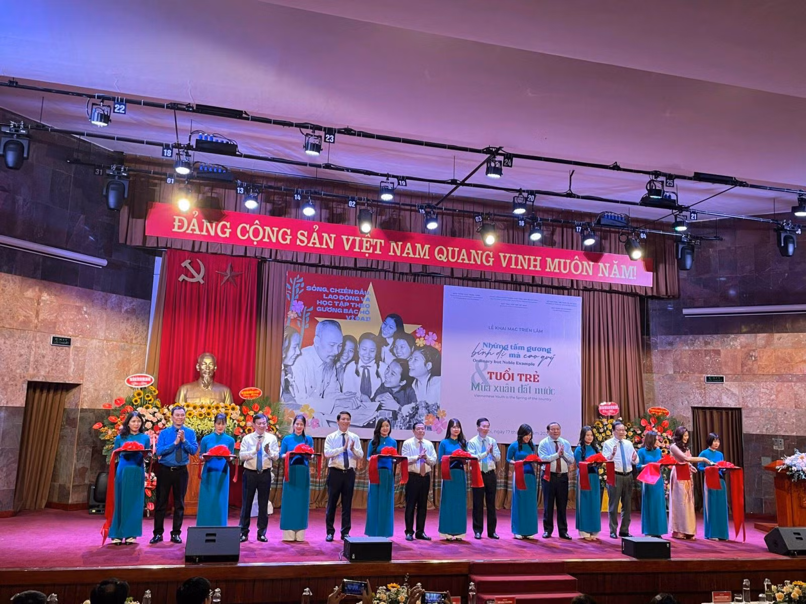 Khai mạc Triển lãm “Những tấm gương bình dị mà cao quý” và trưng bày chuyên đề “Tuổi trẻ - Mùa Xuân đất nước” ảnh 1