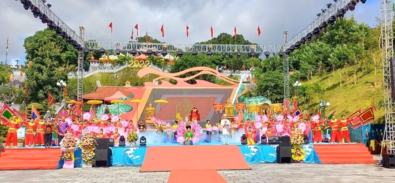 Lễ hội Đền Cửa Ông thu hút hàng nghìn người dân đến chiêm bái, vãn cảnh ảnh 2