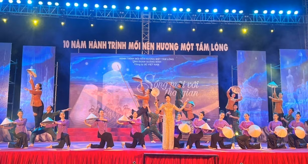 75 năm Ngày Thương binh - Liệt sỹ: Xúc động chương trình nghệ thuật “Sống mãi với thời gian” ảnh 3