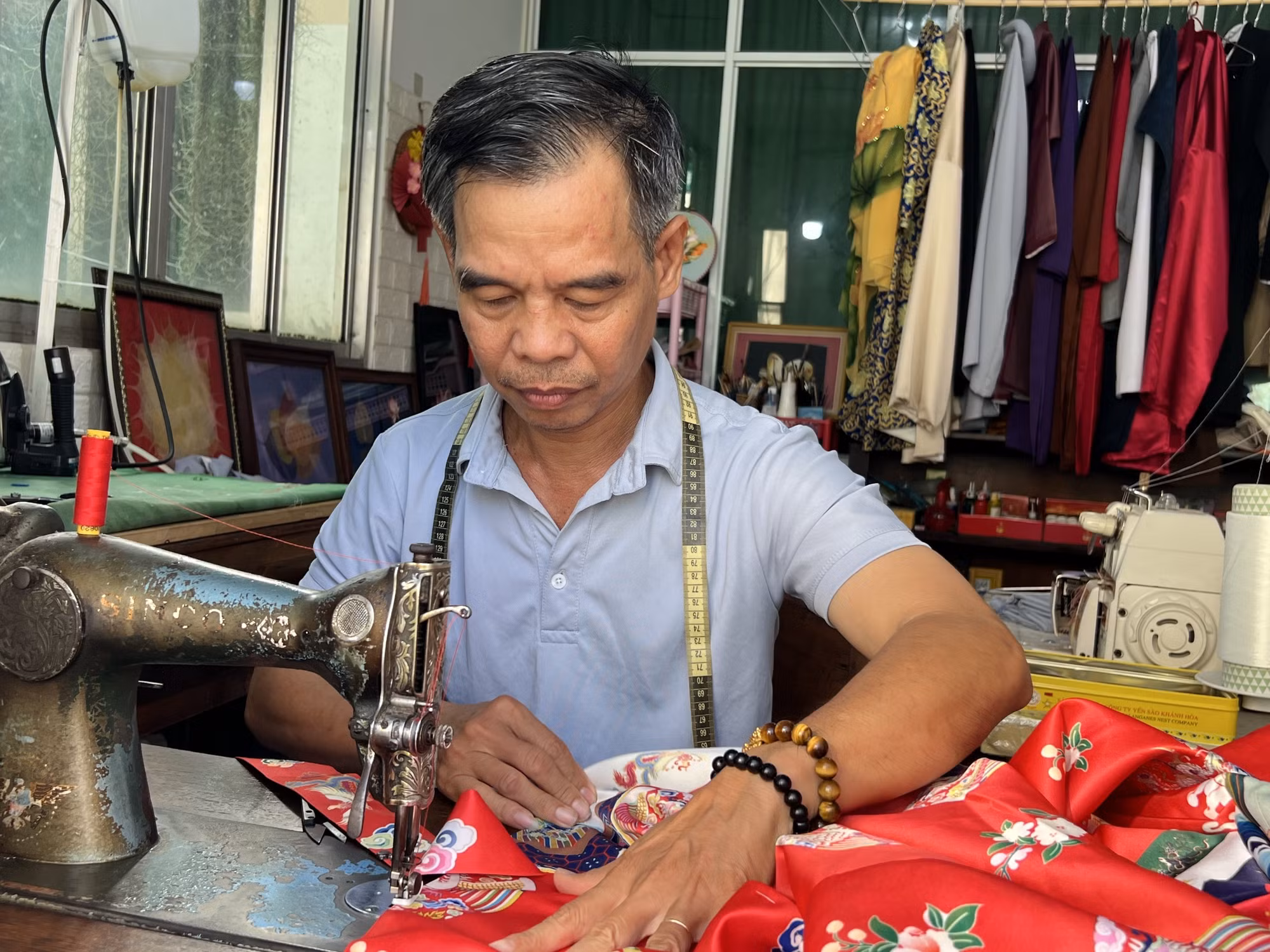 Ông Trần Thanh Tòng: Niềm đam mê với cổ phục Việt Nam ảnh 2