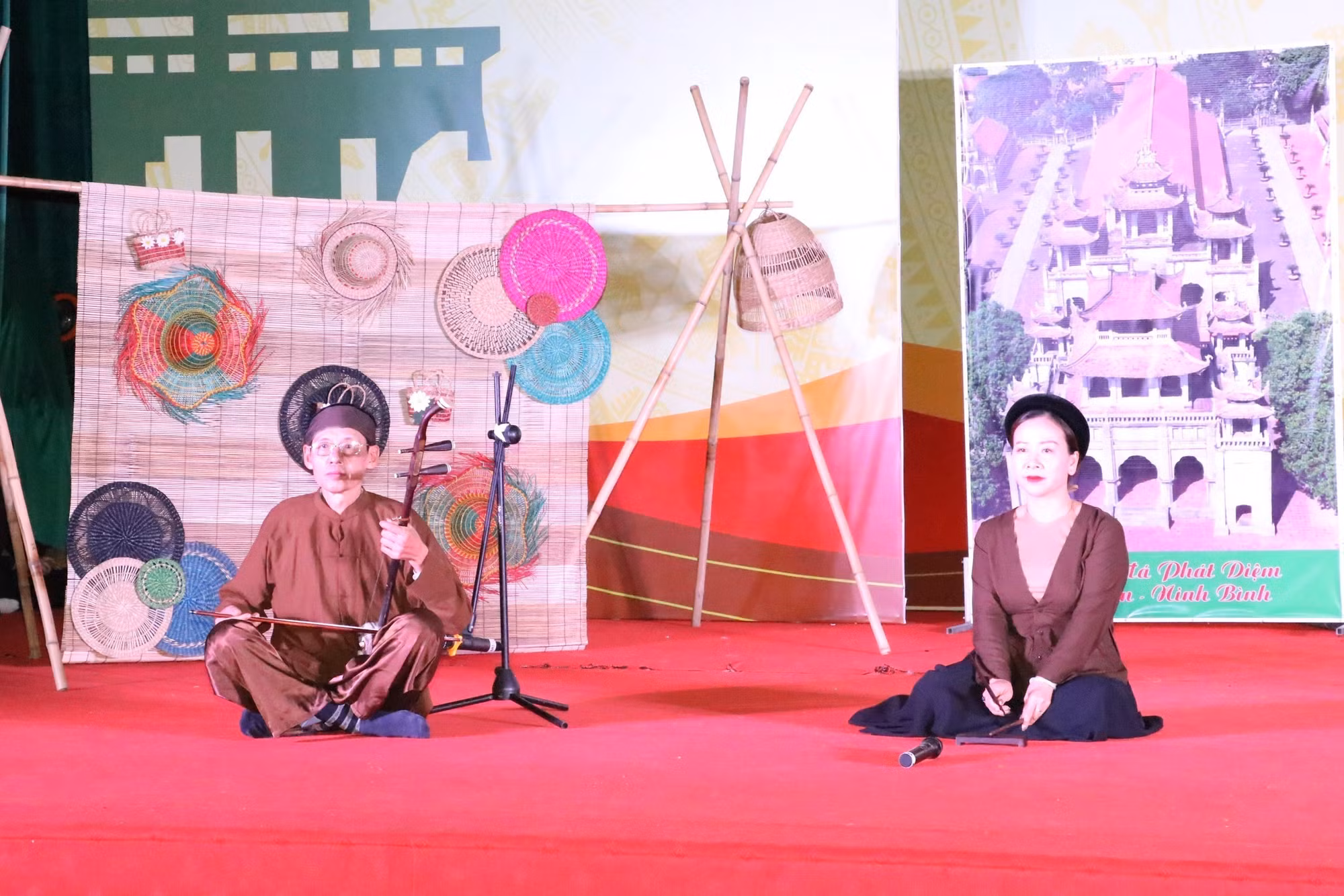 Ninh Bình đưa nghệ thuật hát Xẩm đến gần hơn với công chúng ảnh 3 Ninh Bình đưa nghệ thuật hát Xẩm đến gần hơn với công chúng ảnh 3