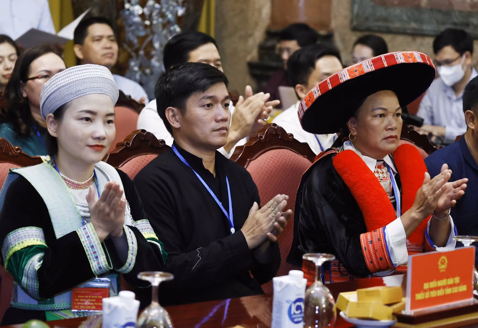 Chủ tịch nước Nguyễn Xuân Phúc gặp mặt đại biểu đồng bào dân tộc thiểu số tỉnh Cao Bằng ảnh 2 Chủ tịch nước Nguyễn Xuân Phúc gặp mặt đại biểu đồng bào dân tộc thiểu số tỉnh Cao Bằng ảnh 2