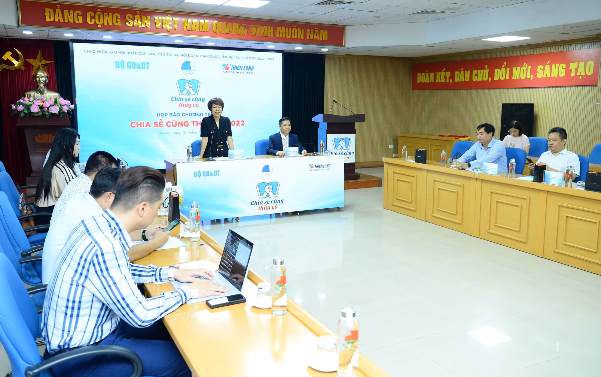 Chương trình "Chia sẻ cùng thầy cô" năm 2022: Tuyên dương 70 giáo viên giàu sáng kiến và thành tích trong đào tạo mũi nhọn ảnh 2