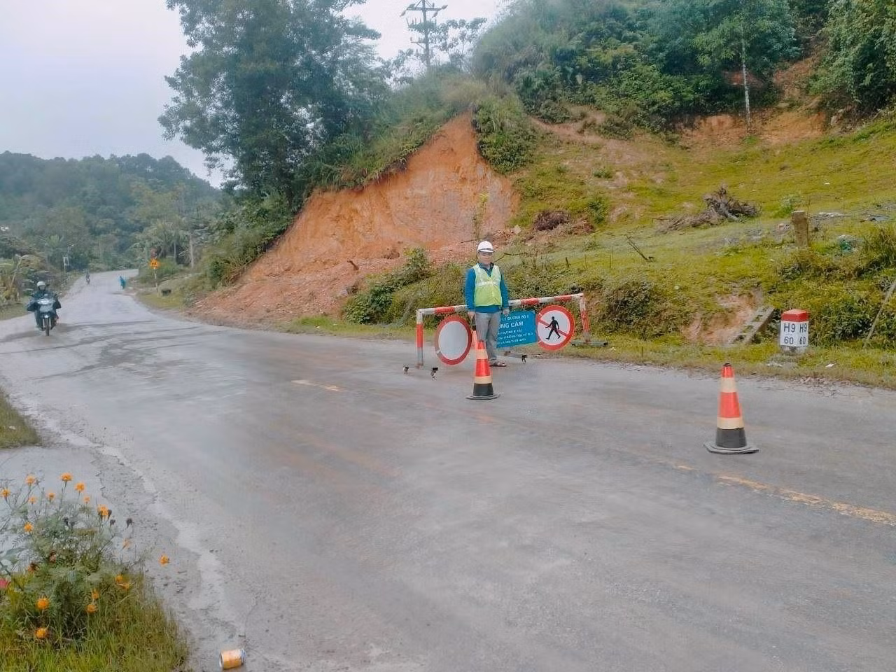 Hà Tĩnh: Mưa lớn gây sạt lở đất đá, ách tắc trên Quốc lộ 8A ảnh 2 Hà Tĩnh: Mưa lớn gây sạt lở đất đá, ách tắc trên Quốc lộ 8A ảnh 2
