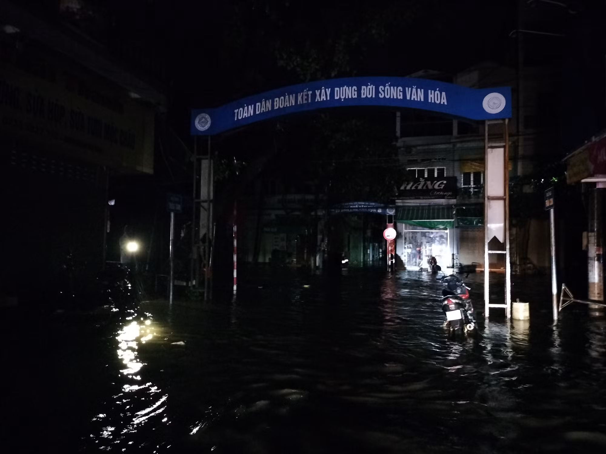 Bão số 2: Nhiều tuyến phố ở Điện Biên bị ngập nặng sau mưa lớn trong đêm ảnh 1