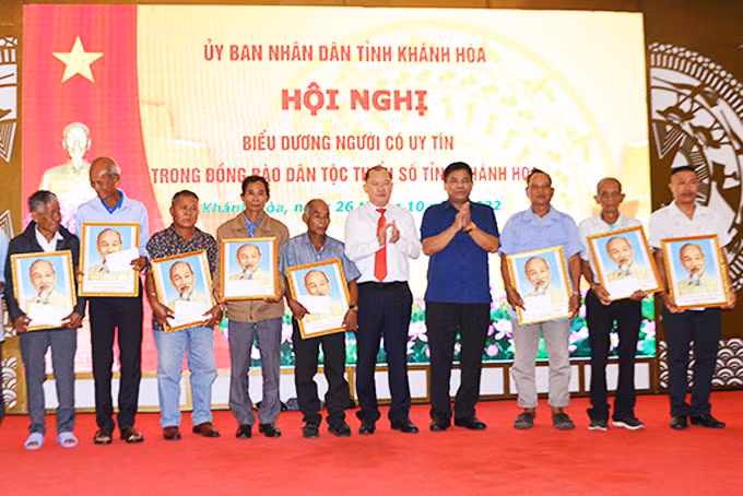 Già làng, trưởng bản, người có uy tín - Nhịp cầu kết nối niềm vui ở miền núi tỉnh Khánh Hòa ảnh 1
