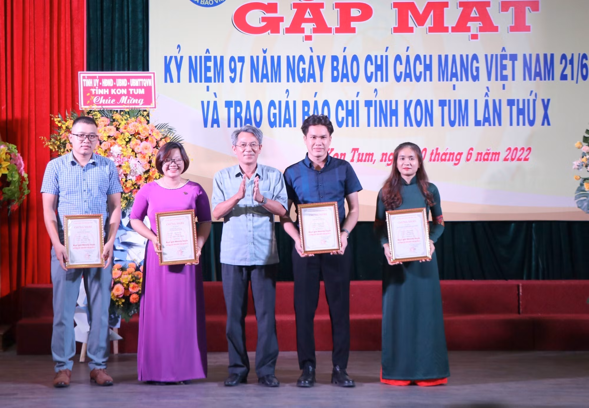 TTXVN giành giải A Giải Báo chí tỉnh Kon Tum năm 2021 ảnh 4