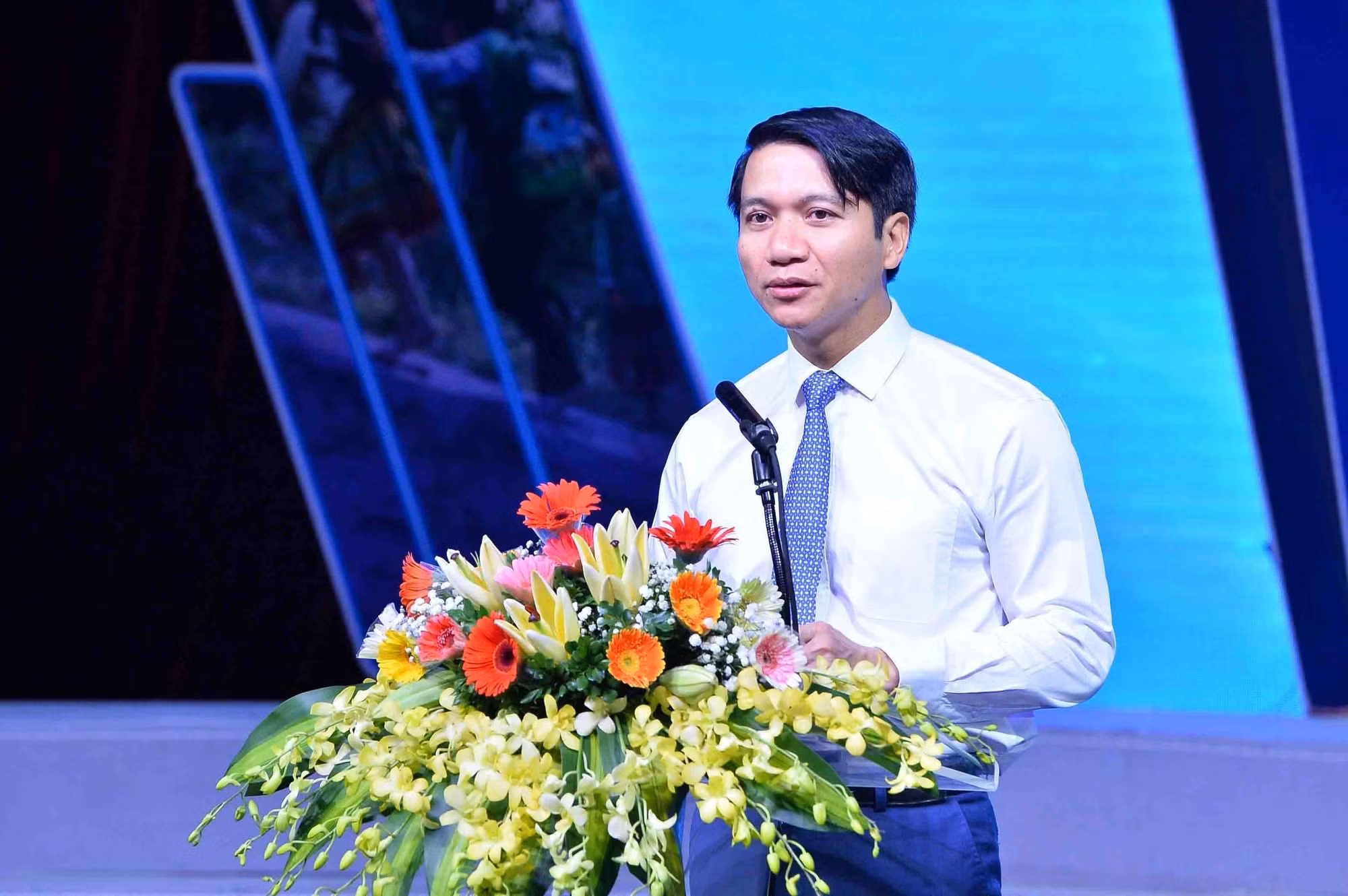 Ngày Nhà giáo Việt Nam 20/11: Tôn vinh 68 nhà giáo tiêu biểu trong Chương trình "Chia sẻ cùng thầy cô" năm 2022 ảnh 3
