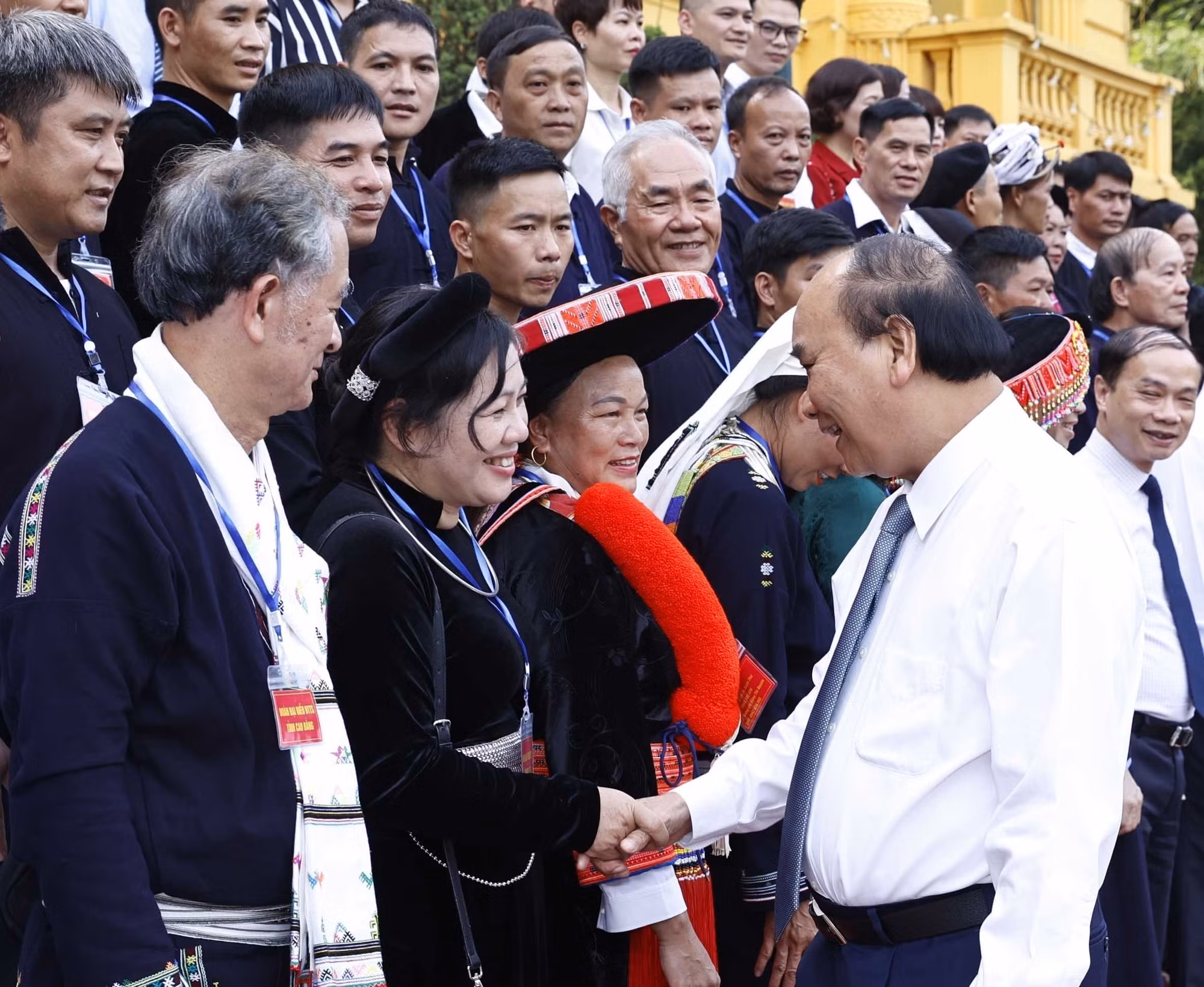 Chủ tịch nước Nguyễn Xuân Phúc gặp mặt đại biểu đồng bào dân tộc thiểu số tỉnh Cao Bằng ảnh 4