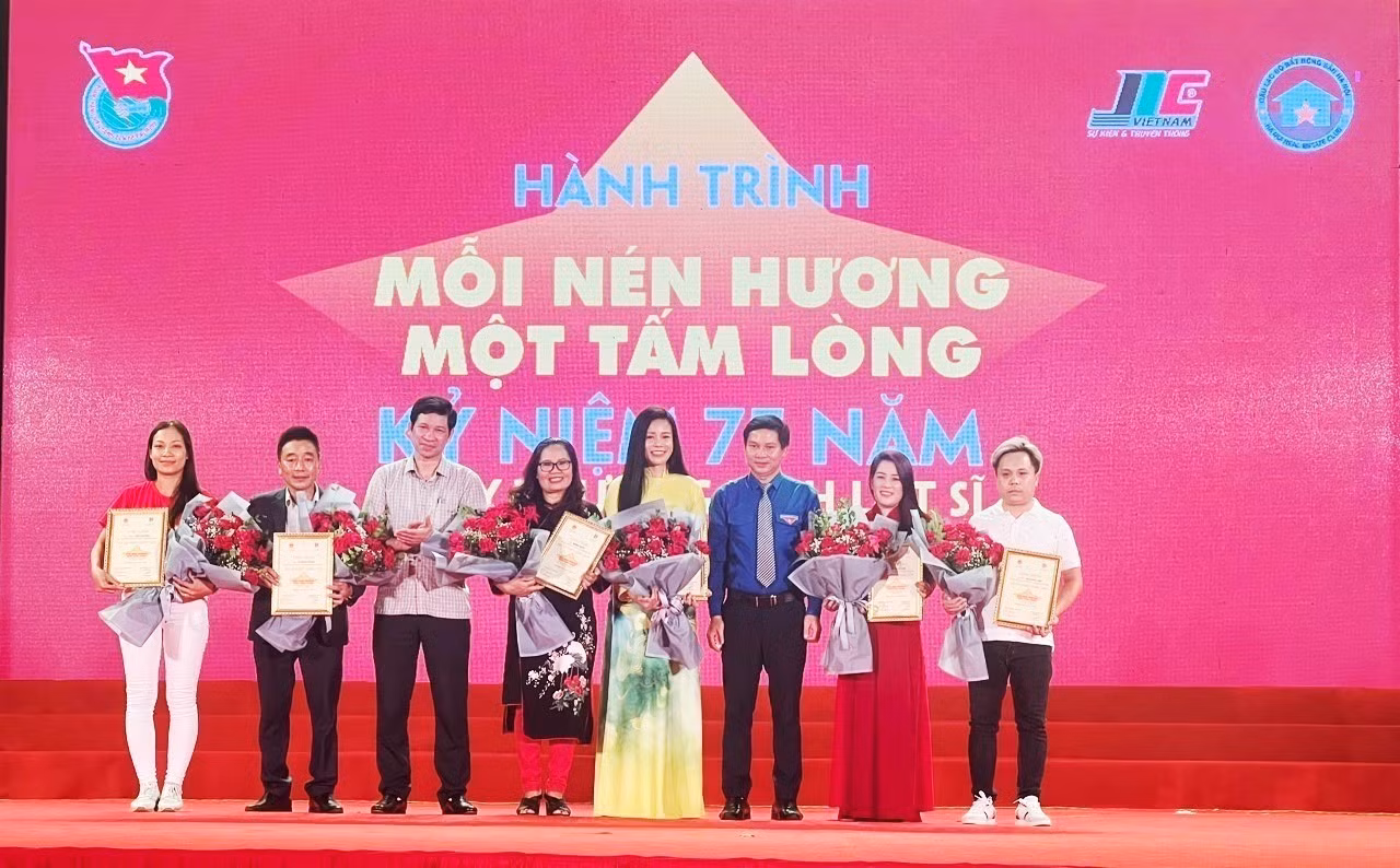 75 năm Ngày Thương binh - Liệt sỹ: Xúc động chương trình nghệ thuật “Sống mãi với thời gian” ảnh 7