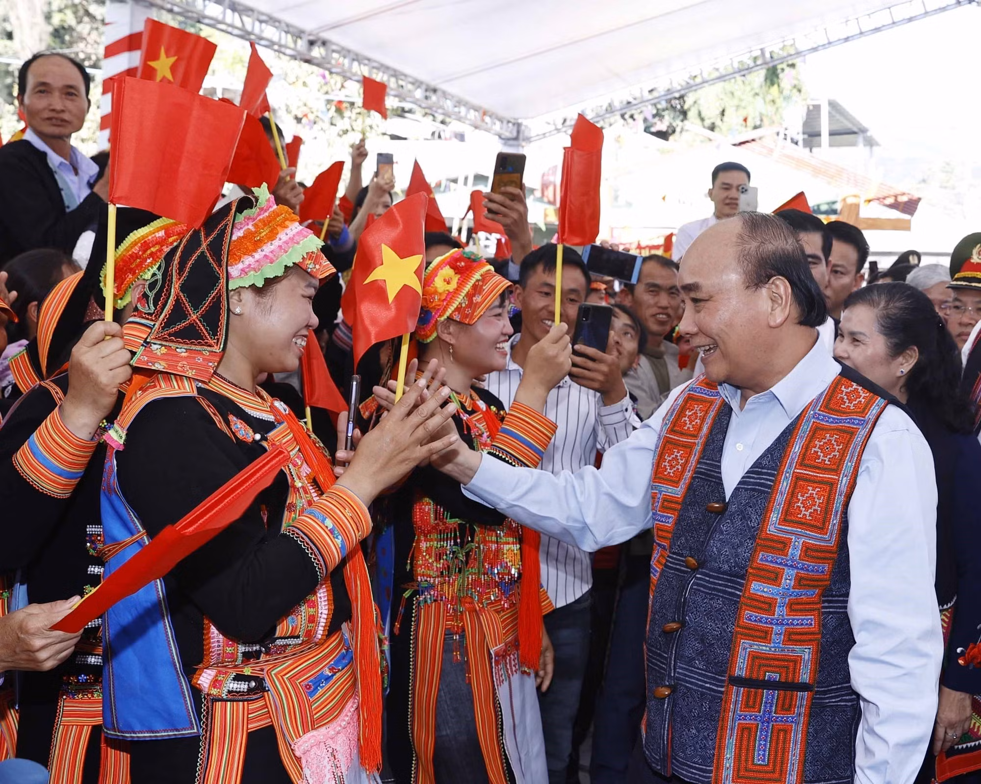 Chủ tịch nước Nguyễn Xuân Phúc dự Ngày hội Đại đoàn kết toàn dân tộc tại Phong Thổ, Lai Châu ảnh 1