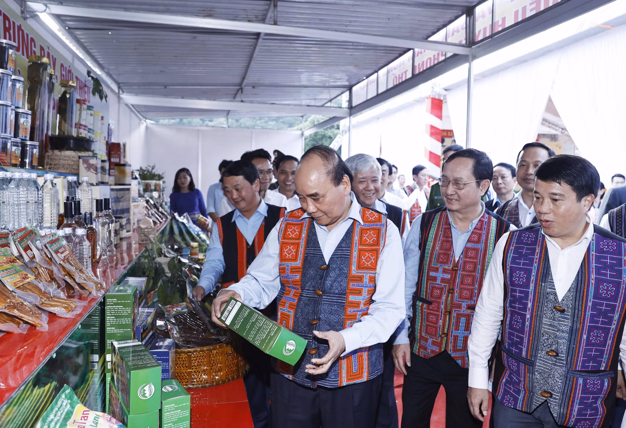 Chủ tịch nước Nguyễn Xuân Phúc dự Ngày hội Đại đoàn kết toàn dân tộc tại Phong Thổ, Lai Châu ảnh 5