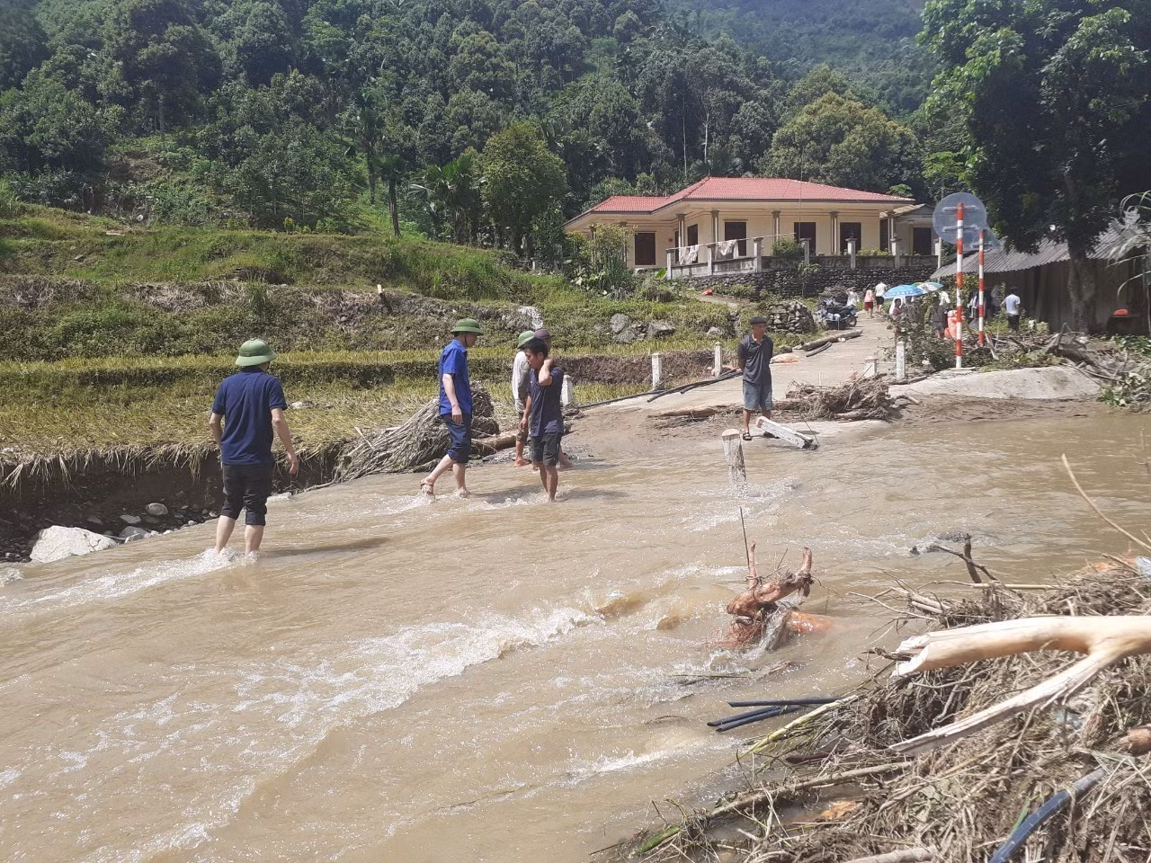 Yên Bái: Mưa lũ, sập trôi 1 nhà, hỏng 3 công trình thủy lợi ở huyện Văn Chấn ảnh 2