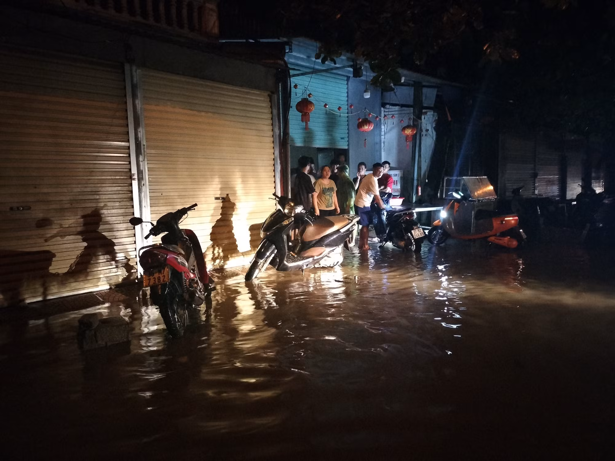 Bão số 2: Nhiều tuyến phố ở Điện Biên bị ngập nặng sau mưa lớn trong đêm ảnh 6