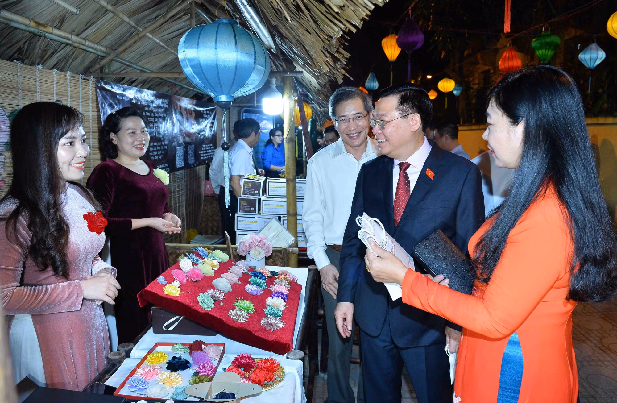Chủ tịch Quốc hội Vương Đình Huệ dự Ngày hội Đại đoàn kết toàn dân tộc tại phường Quán Thánh, Hà Nội ảnh 4
