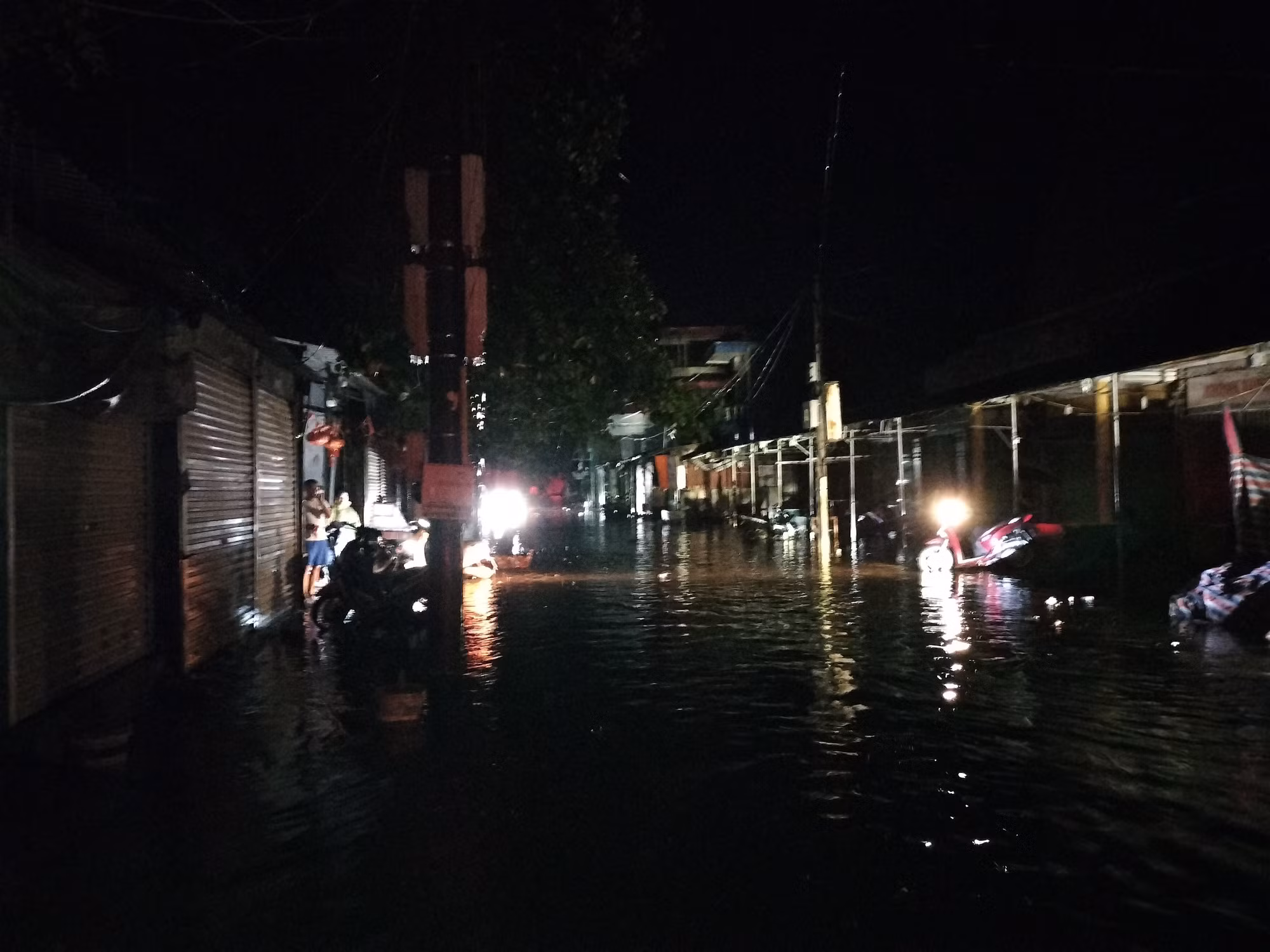 Bão số 2: Nhiều tuyến phố ở Điện Biên bị ngập nặng sau mưa lớn trong đêm ảnh 5