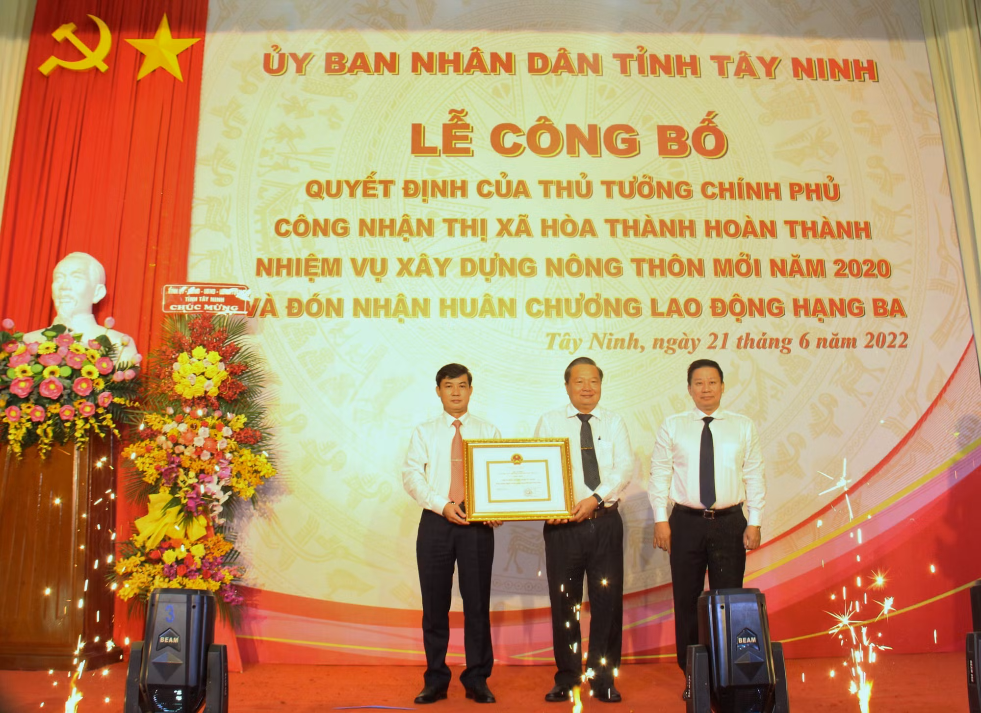 Tây Ninh: Công bố thị xã Hòa Thành hoàn thành nhiệm vụ xây dựng nông thôn mới ảnh 1