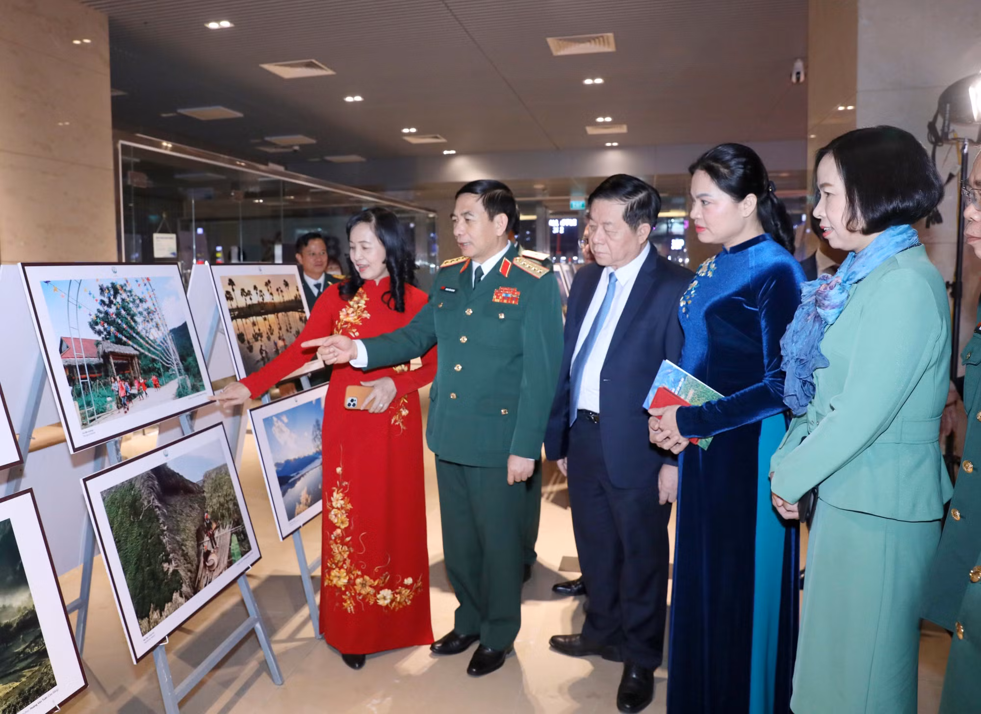 Trao giải Cuộc thi và triển lãm ảnh nghệ thuật cấp quốc gia “Tự hào một dải biên cương” ảnh 2