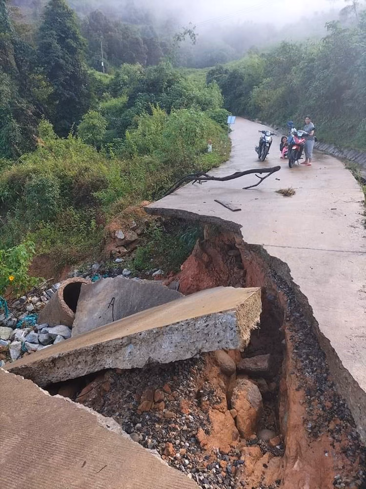 Kon Tum: Mưa gây sạt lở nhiều tuyến đường ở huyện vùng III ảnh 3