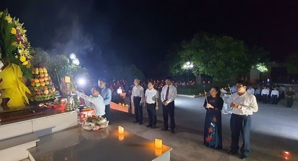 75 năm Ngày Thương binh - Liệt sỹ: Xúc động chương trình nghệ thuật “Sống mãi với thời gian” ảnh 2